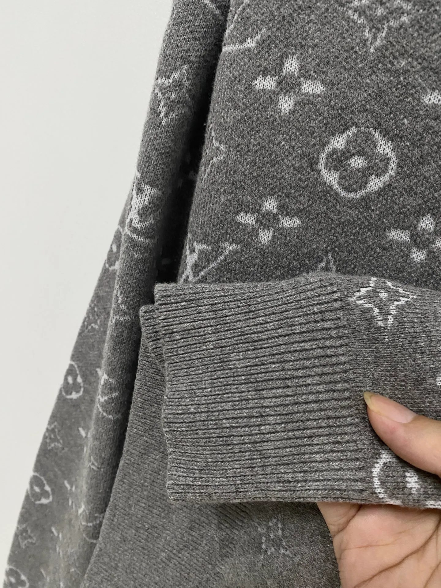 🅿️440 LV 2025 new wool blended round neck long sleeve sweater cardigan bottoming sweater, high-end version! The custom-made fabrics at the counter are highly breathable and comfortable, with impeccable details and brand element design concepts, reflecting high quality. It feels delicate and soft! It presents a casual cut and the upper body shape is great! 🐉Code size: M-3XL
